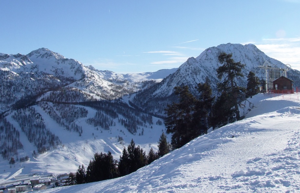  Montgenèvre située à 1 860 m d'altitude la station familiale & sportive par excellence. 