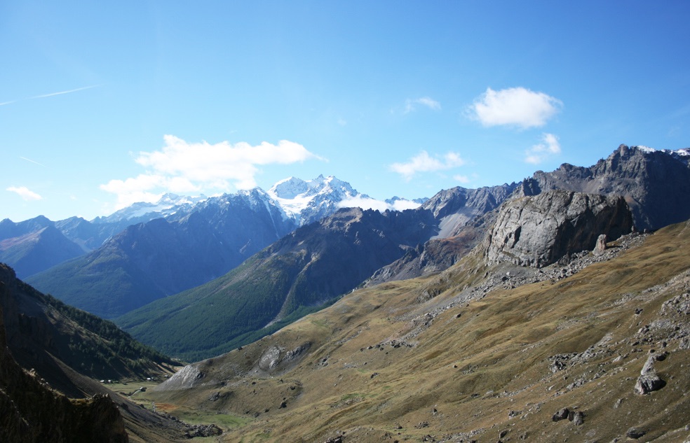  VUE SPLENDIDE SUR LE MASSIF DES ÉCINS, DU BRIANÇONNAIS, DU QUEYRAS, DU MONT VISO : à partir d’une randonnée du Pont de l'Alpe, prendre le sentier montant au Col du Chardonnet, à 45 minutes de randonnée départ de la via ferrata pour arriver au sommet à 2611m.  