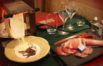  Chaque recette est du pur bonheur : La carte varie régulièrement selon les saisons, avec la traditionnelle raclette, marmite du pêcheur, omelette norvégienne.   