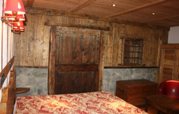  Cette chambre construite avec un plancher vieux de 150 ans récupéré à Vallouise 