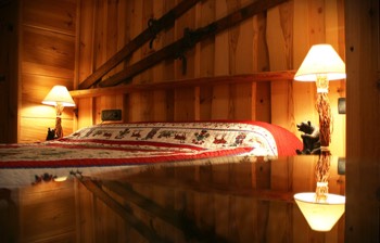 Chambre familiale, aux caractères d'antan des Hautes-Alpes, skis en bois, luge. 