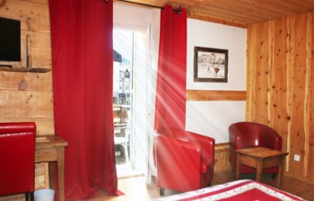  Dans une maison ancienne du coeur du centre ville entièrement réhabilité en 2013 situé à Briançon Sainte Catherine. Ce loft vous offre le confort de l'esprit chalet montagne. 
